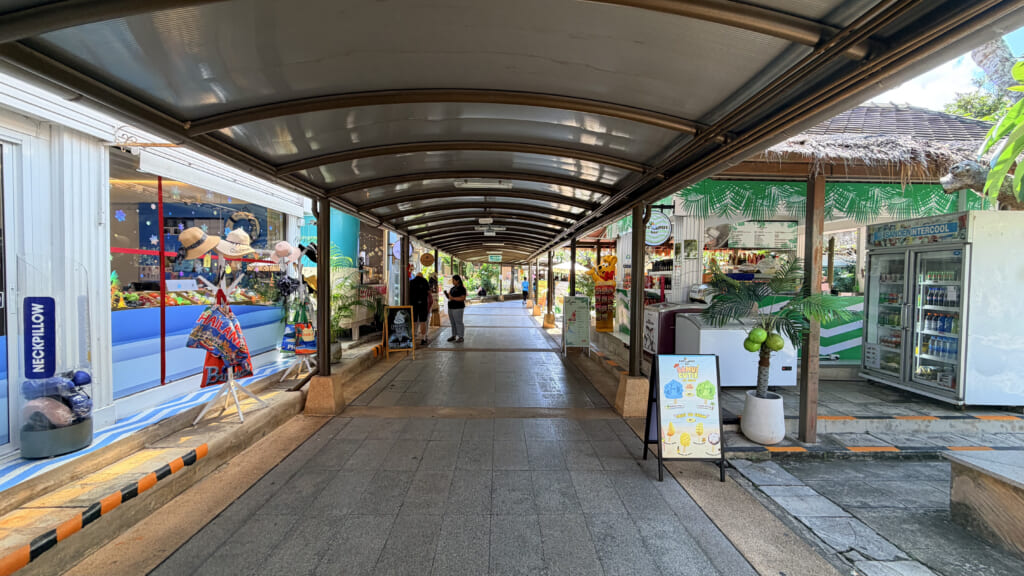サムイ空港内の売店やお土産屋さん