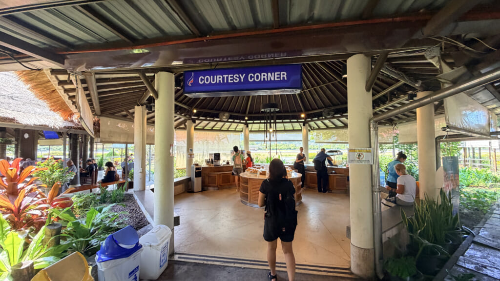 サムイ空港のCOURTESY CORNERにある無料の軽食コーナー