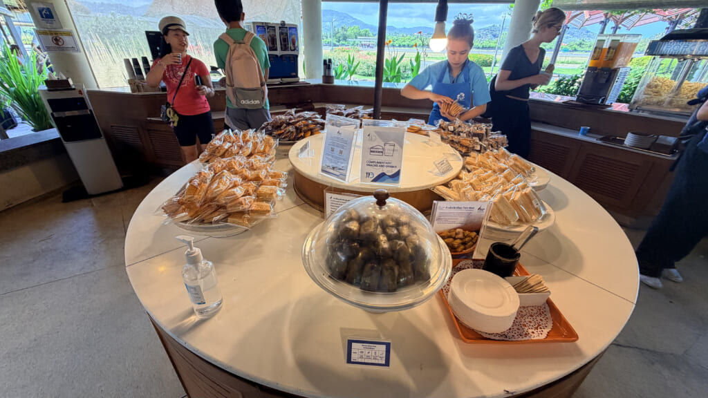 サムイ空港の無料コーヒーや軽食が並ぶコーナー