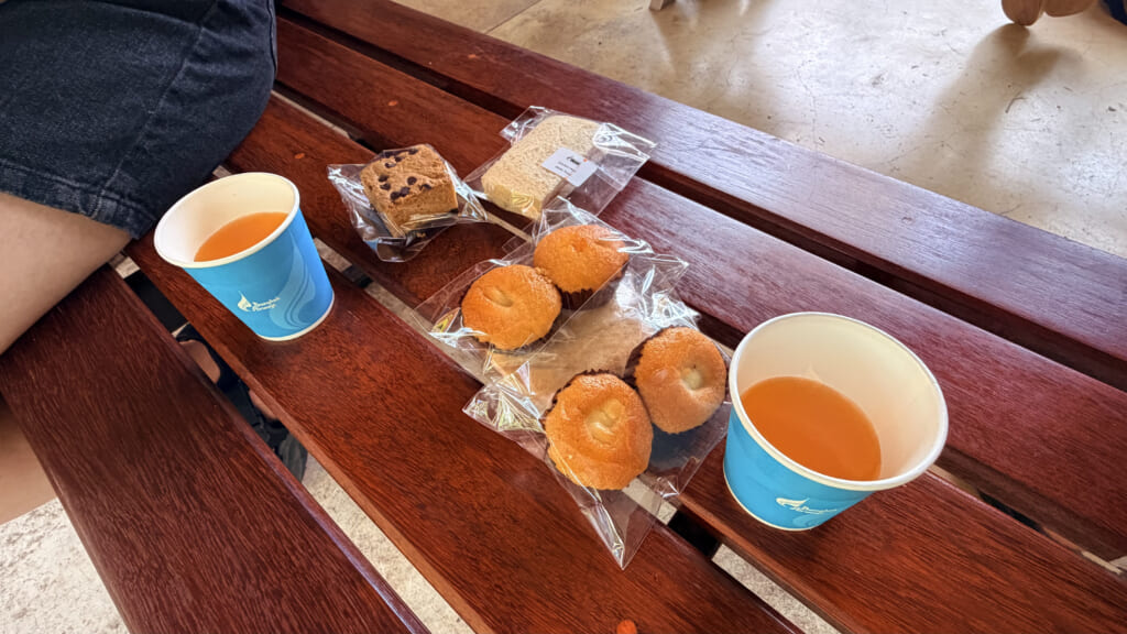 サムイ空港の搭乗待合室で無料でもらったコーヒーや軽食